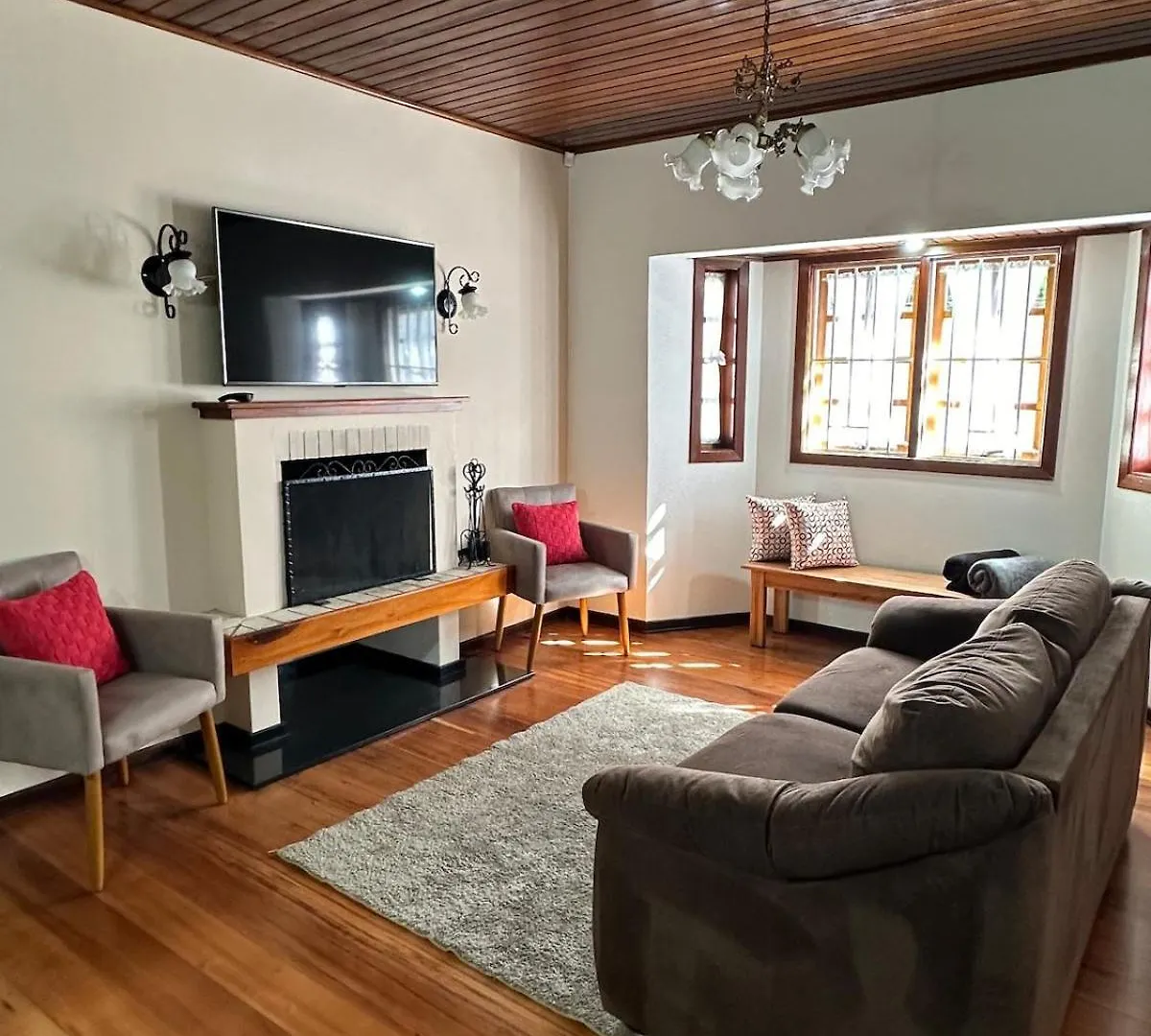 Casa Suica - Linda E Confortavel Casa Com Area Gourmet Campos do Jordão 0*,  巴西